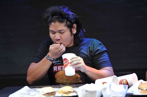 Man sets 'Guinness' record by eating hamburgers