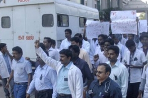 Over 1,000 medics stage road roko in Chennai