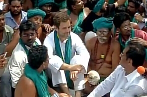 Rahul Gandhi joins TN farmers protesting in Delhi