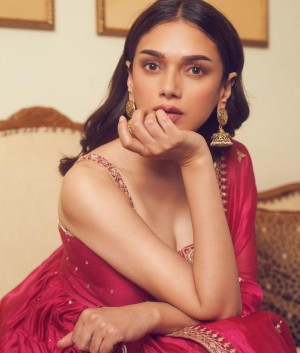 Aditi Rao Hydari (aka) AditiRaoHydari