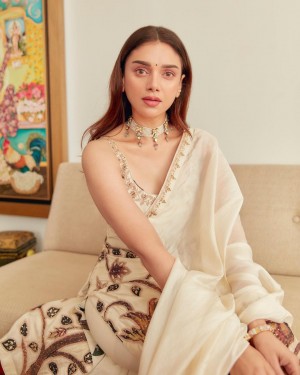 Aditi Rao Hydari (aka) AditiRaoHydari