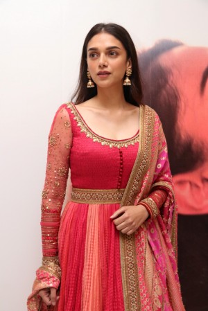 Aditi Rao Hydari (aka) AditiRaoHydari