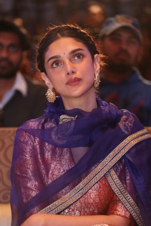 Aditi Rao Hydari (aka) AditiRaoHydari