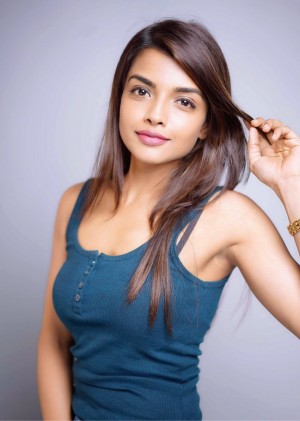 Ashna Zaveri (aka) Actress Ashna Zaveri