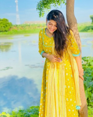 Athulya Ravi (aka) AthulyaRavi