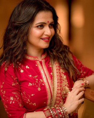 Dhivya Dharshini (aka) Divya Dharshini