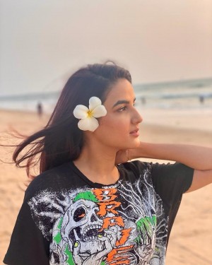 Jasmin Bhasin (aka) Jasmin Bhasinn