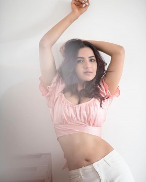 Jasmin Bhasin (aka) Jasmin Bhasinn