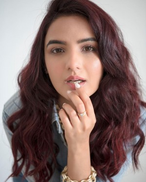 Jasmin Bhasin (aka) Jasmin Bhasinn