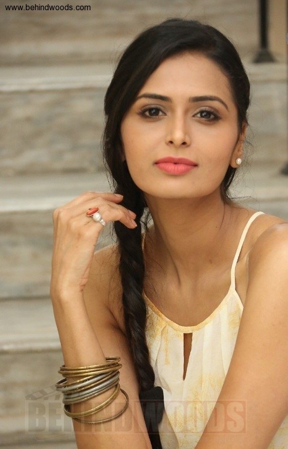 Meenakshi Dixit (aka) MeenakshI Photos Stills & Images