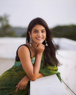 Nivedhithaa Sathish (aka) Nivedhitha