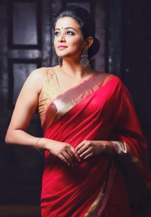 Priyamani (aka) Priya mani