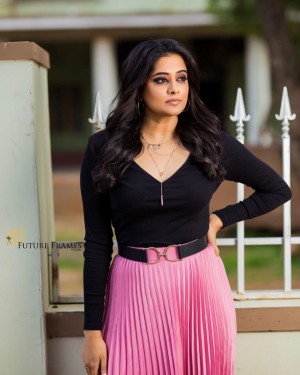 Priyamani (aka) Priya mani