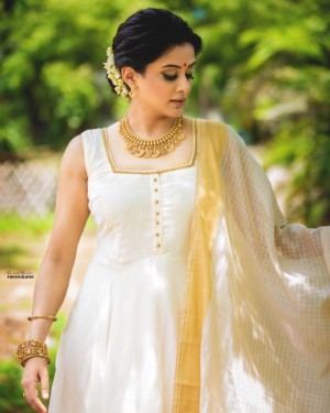 Priyamani (aka) Priya mani