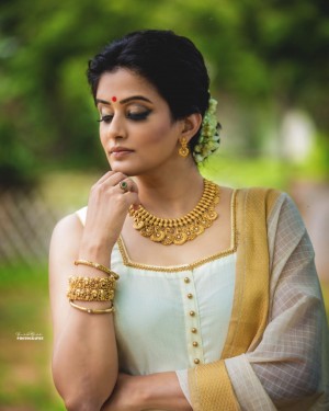 Priyamani (aka) Priya mani