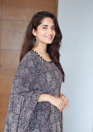 Ruhani Sharma (aka) RuhaniSharma