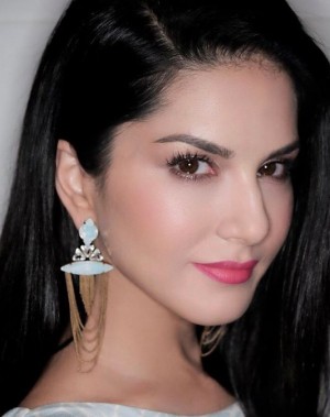 Sunny Leone (aka) SunnyLeone