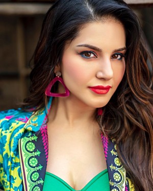 Sunny Leone (aka) SunnyLeone