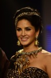 Sunny Leone (aka) SunnyLeone