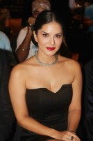 Sunny Leone (aka) SunnyLeone