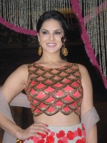 Sunny Leone (aka) SunnyLeone