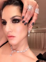 Sunny Leone (aka) SunnyLeone