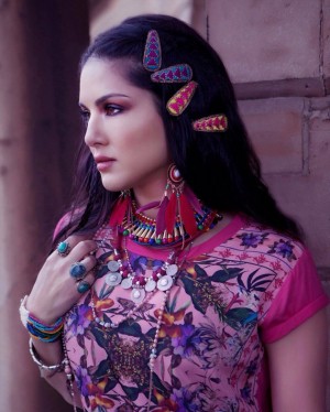 Sunny Leone (aka) SunnyLeone