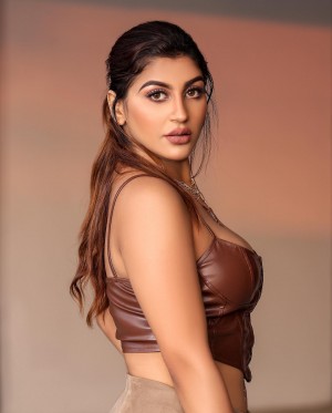 Yashika Aannand (aka) Yashika