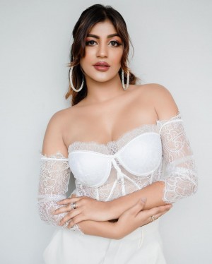 Yashika Aannand (aka) Yashika