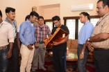 A Special gift for Yuvan from Team Behindwoods