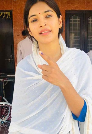 Celebrities Cast their Vote in Lok Sabha Election