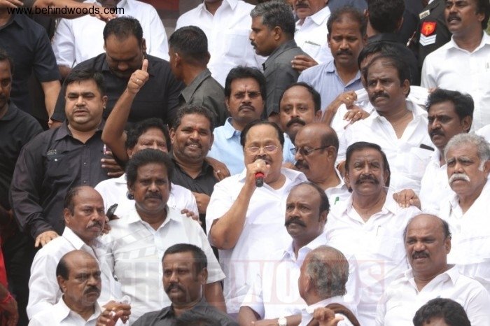 Karunanidhi death: Political leaders and Celebrities pay homage