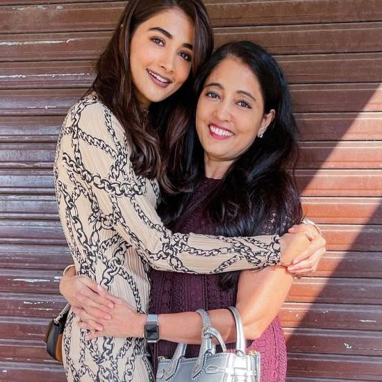 Pooja Hegde With Her Mom | MOTHER'S DAY SPECIAL: CELEBRITIES SPECIAL ...