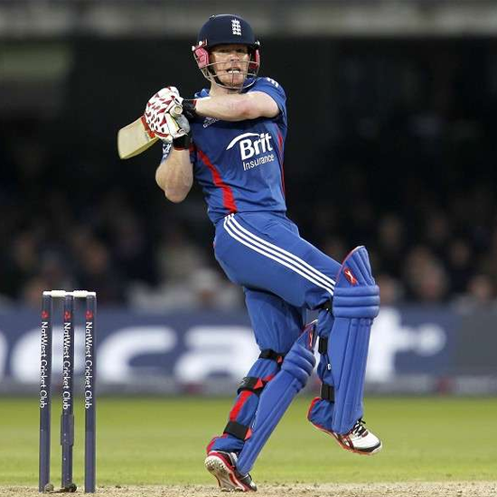 Eoin Morgan hits Ashok Dinda- India vs England, Mumbai, 2012