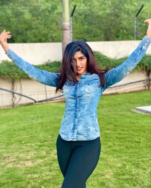 Eesha Rebba (aka) Eesha