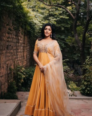 Eesha Rebba (aka) Eesha