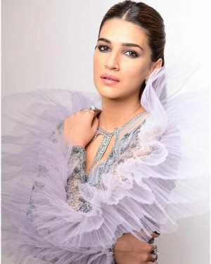 Kriti Sanon (aka) KritiSanoon