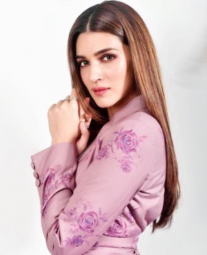 Kriti Sanon (aka) KritiSanoon