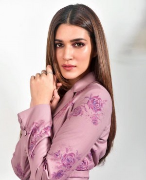 Kriti Sanon (aka) KritiSanoon