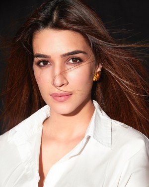 Kriti Sanon (aka) KritiSanoon