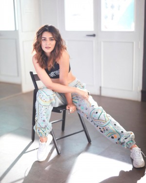 Kriti Sanon (aka) KritiSanoon