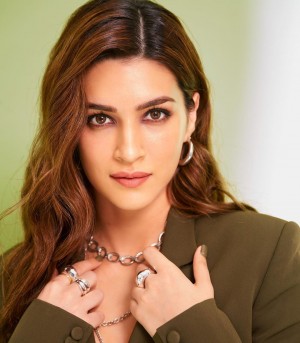 Kriti Sanon (aka) KritiSanoon