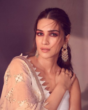 Kriti Sanon (aka) KritiSanoon