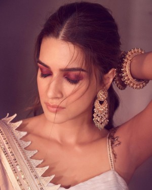 Kriti Sanon (aka) KritiSanoon