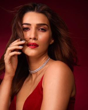 Kriti Sanon (aka) KritiSanoon