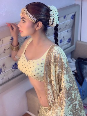 Mouni Roy (aka) MouniRoy