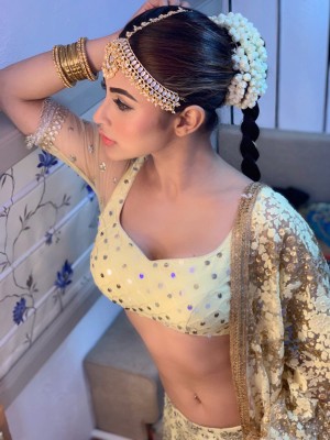 Mouni Roy (aka) MouniRoy