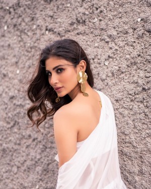 Mouni Roy (aka) MouniRoy