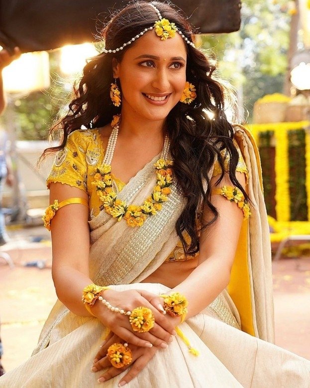 Pragya Jaiswal Dazzling Looks in Silk Saree