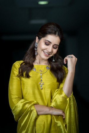 Rashi Khanna (aka) Rashi Kanna